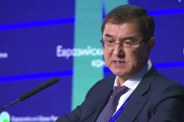Узбекистан повышает зарплаты и пенсии: президент подписал указ о росте на 10%